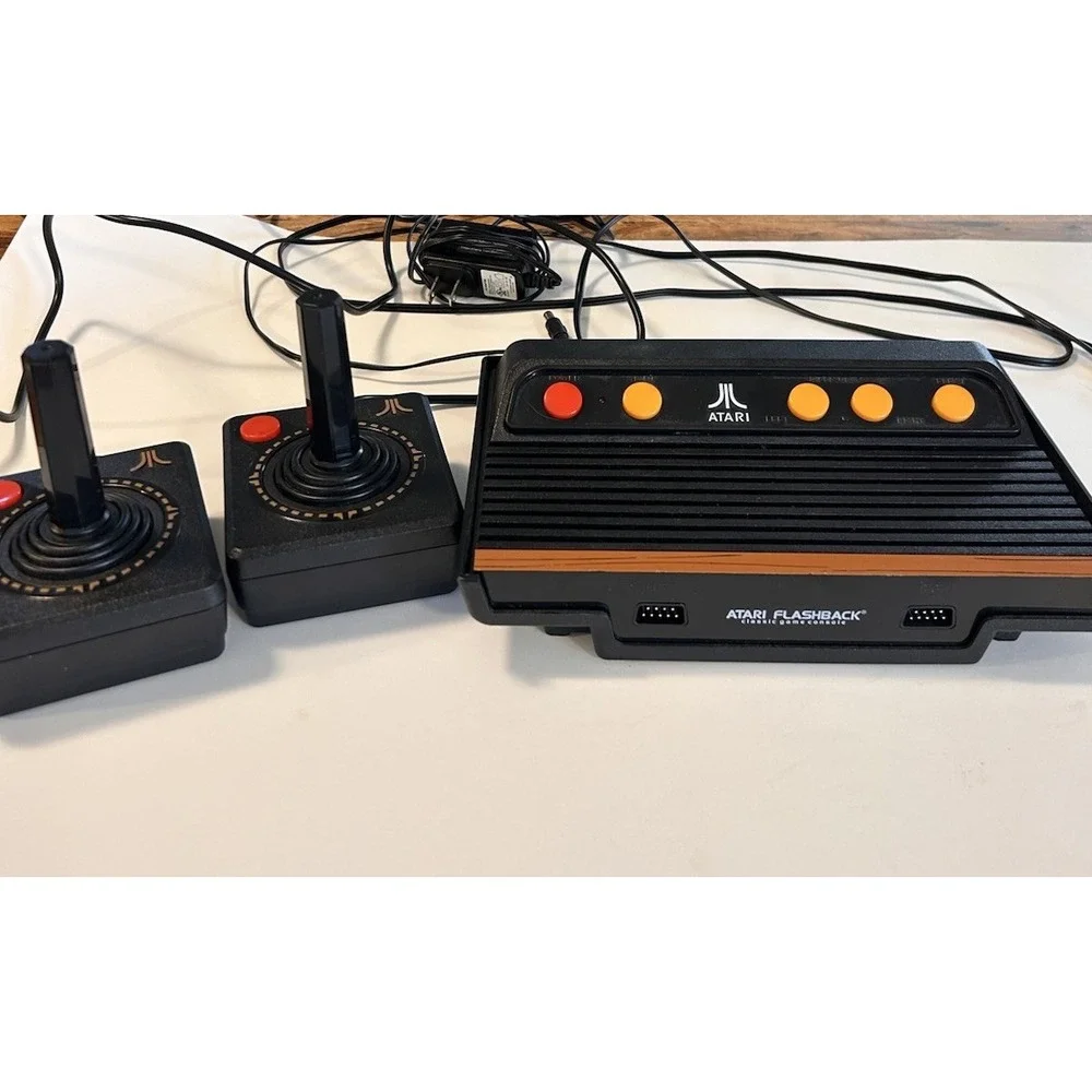 Atari Flashback 8  Classic Gaming Console  W/105  Retro Games Preloaded 2 Joystk